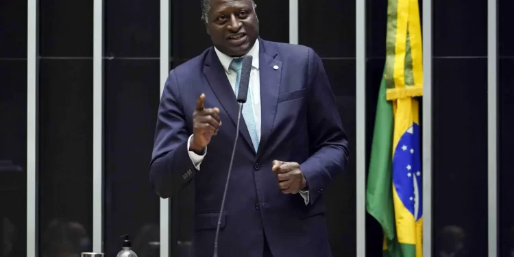 Capitão do mato: juiz não vê racismo em ataque contra Helio Lopes