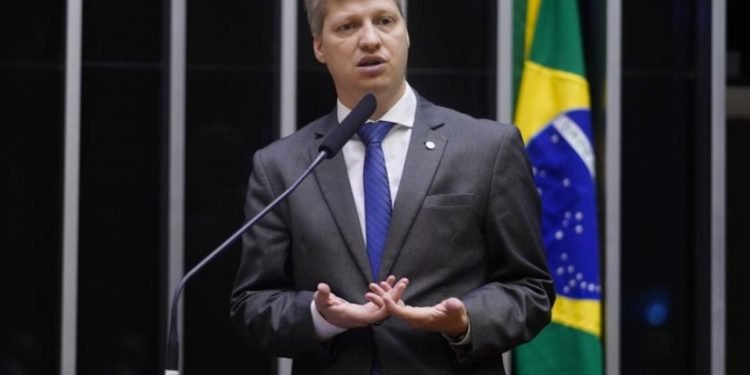 Van Hattem diz que TSE afronta parlamento e pede CPI do Abuso de Autoridade