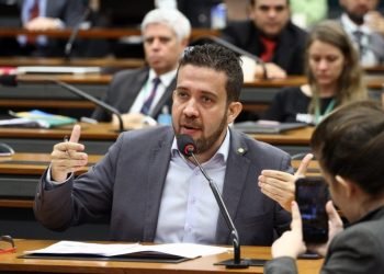 O ‘movimento’ para tirar André Janones da CPMI