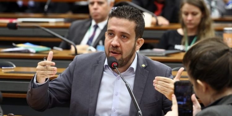 O ‘movimento’ para tirar André Janones da CPMI