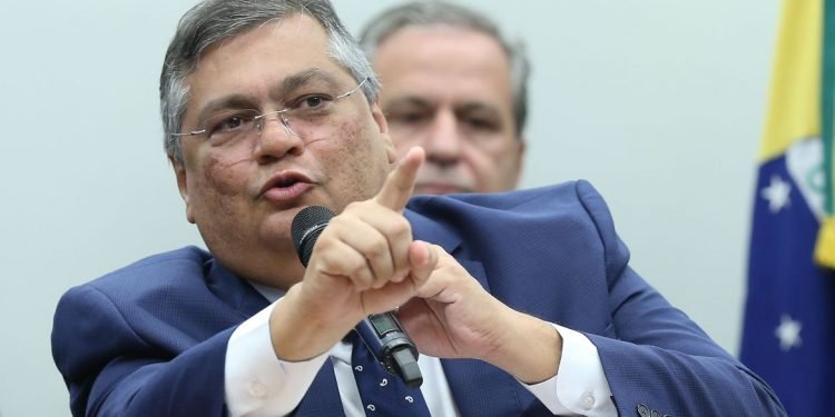 Dino manda investigar abordagem da PF a petista