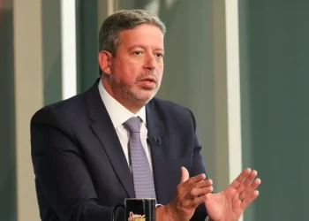 Lira: plano do governo Lula de rever privatizações ‘causa preocupação’