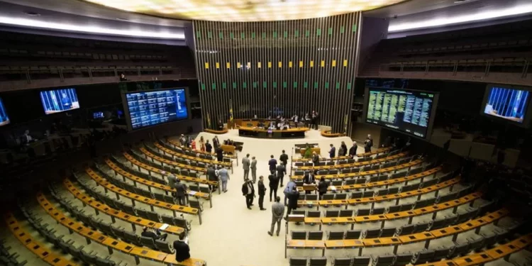 Câmara aprova texto-base da MP que recria o Bolsa Família