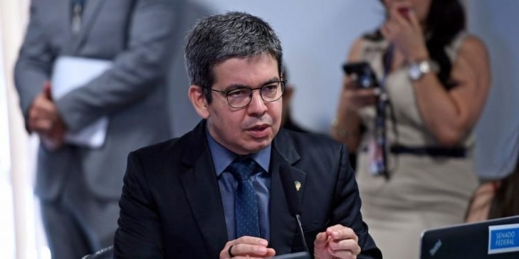 Líder de Lula no Congresso, Randolfe pede desfiliação da Rede após criticar Ibama