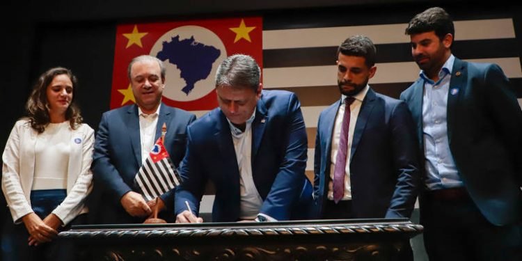 Tarcísio sanciona valor do novo salário mínimo em SP