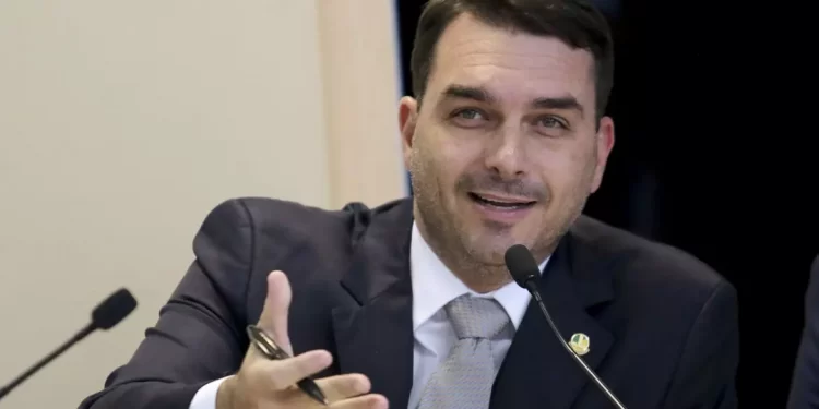 Apreendidos celulares de Bolsonaro e Michelle