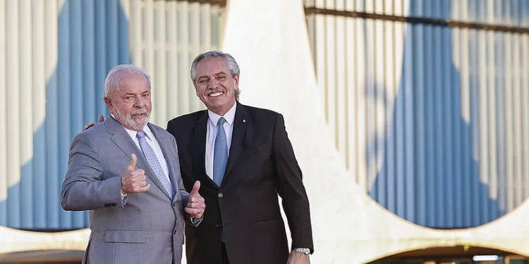 Brasil aumenta produção de notas de peso argentino em 2023