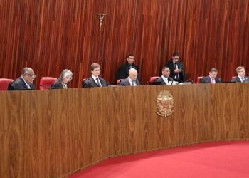 Moraes suspende julgamento que pode tornar Bolsonaro inelegível