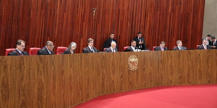 Moraes suspende julgamento que pode tornar Bolsonaro inelegível