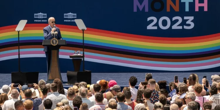 Joe Biden comemora o “mês do orgulho LGBTQ+” na casa Branca