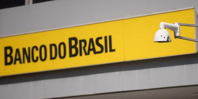 Banco do Brasil vai patrocinar a Parada Gay e lançar cartão para trans