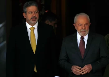 Lula toma café com Lira em meio à crise de articulação política
