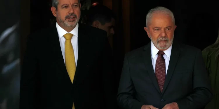 Lula toma café com Lira em meio à crise de articulação política