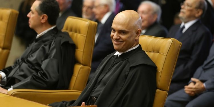 Marcos do Val: Moraes manda PF ouvir Bolsonaro e Daniel Silveira