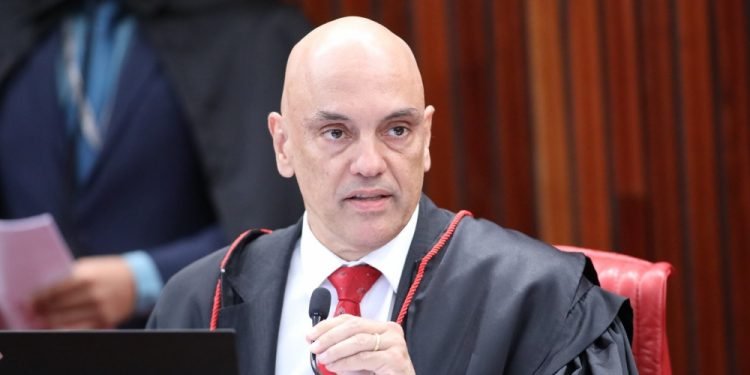 Moraes defende controle das redes sociais e alega não ser comunista