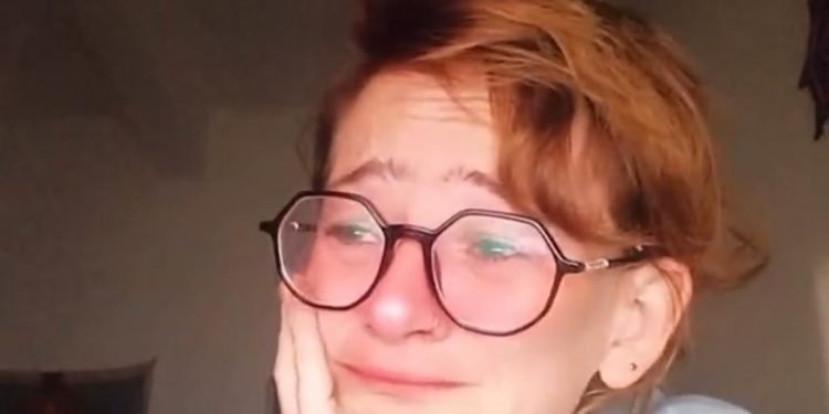 Em vídeo, influenciadora de esquerda chora e diz: ‘Era mais feliz com Bolsonaro’
