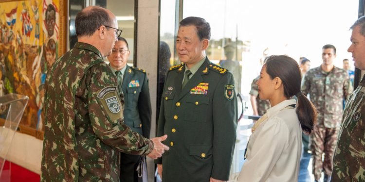 Militares chineses visitam instalações do Exército em Brasília.