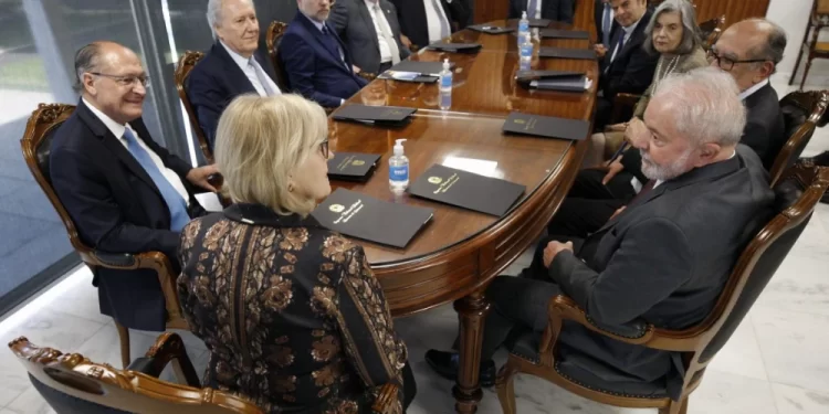 Lula nomeou 5 dos 7 ministros que julgarão Bolsonaro