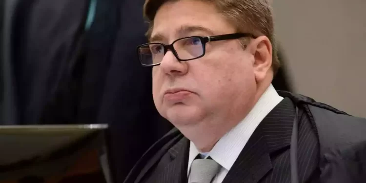 Ministro do TSE abre divergência em julgamento de Bolsonaro