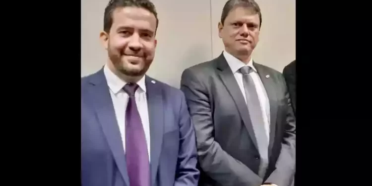 Janones chama Tarcísio de “companheiro” após apoio à reforma tributária