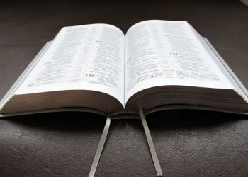 Justiça proíbe uso da frase ‘sob a proteção de Deus’ e leitura bíblica em sessões de Câmara Municipal