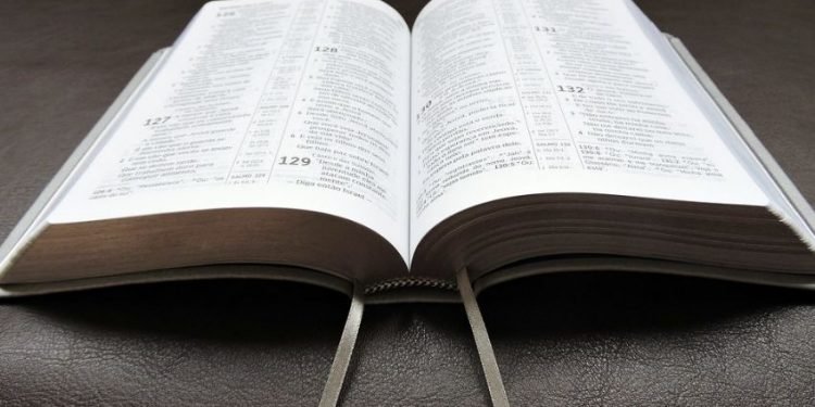 Justiça proíbe uso da frase ‘sob a proteção de Deus’ e leitura bíblica em sessões de Câmara Municipal