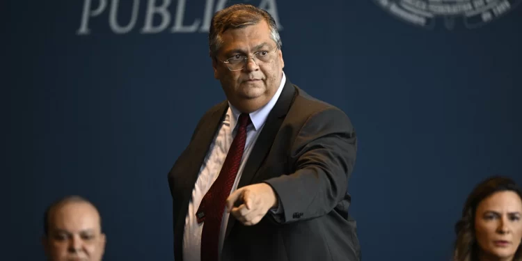 Dino determina que PF analise discursos de evento com Eduardo Bolsonaro