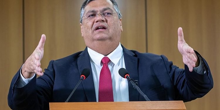 Dino defende operação da PF contra suspeitos de agressão contra Moraes