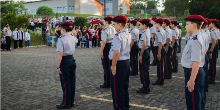 Governo Lula encerra de forma oficial as escolas cívico-militares