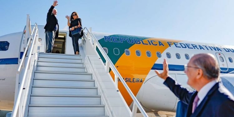 Lula troca viagem de carro por 10 minutos de avião