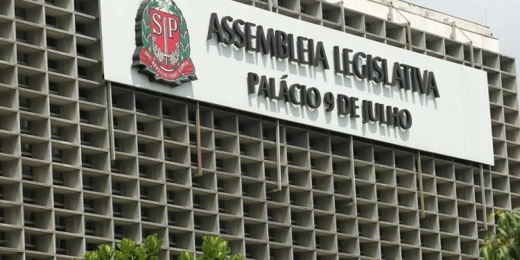 ‘Bancada da bala’ na Alesp retorna do recesso com pressão pelo fim de câmeras corporais e por mais segurança jurídica para PMs em operações
