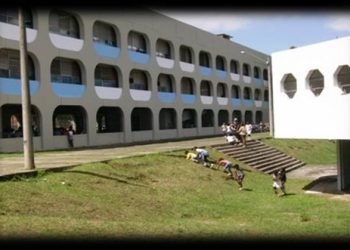 Crianças de escola do Rio encaram apresentação sobre cavalo que ‘senta e rebola’