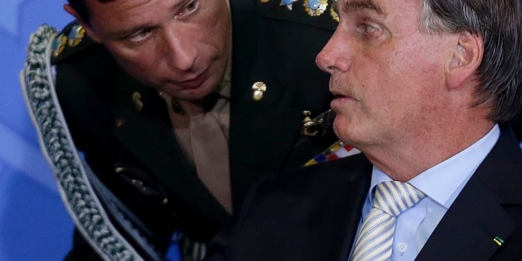 Estratégia de Mauro Cid é ‘camicase’, diz Bolsonaro