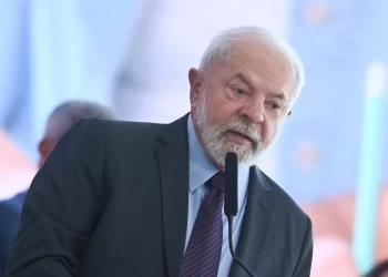 Governo Lula bloqueia verbas para alfabetização e bolsas de estudo