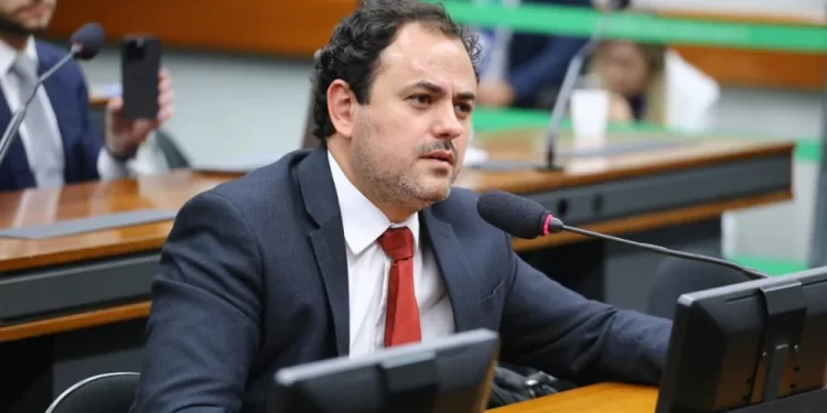 Glauber Braga tem conta bancária zerada pela Justiça após receber multa de R$ 1 milhão