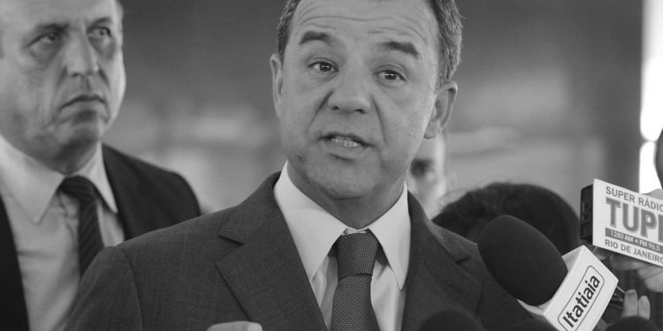 Cabral diz ser autor de projeto que bonifica policiais por fuzil