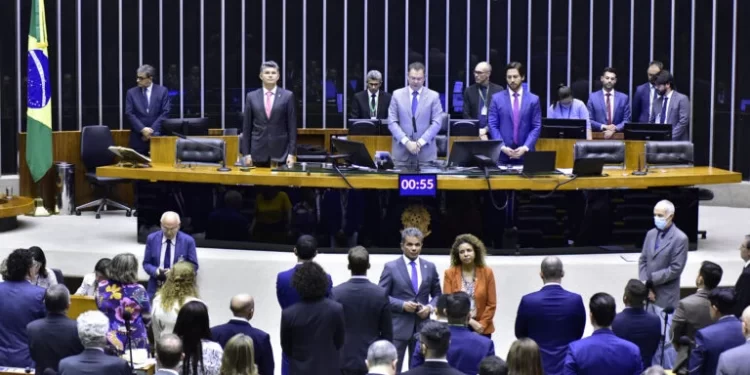 Câmara aprova MP que corrige o IRPF e aumenta salário mínimo