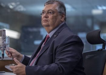 Dino reage após ser pressionado pela CPMI do 8 de Janeiro