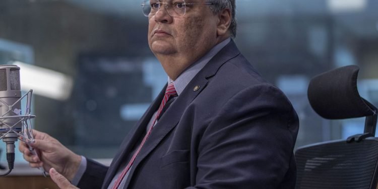 Dino reage após ser pressionado pela CPMI do 8 de Janeiro