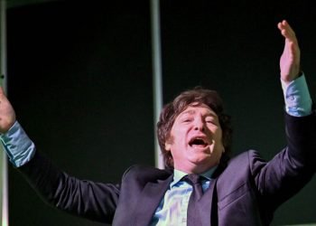 Javier Milei, o ‘Bolsonaro’ argentino, desbanca políticos tradicionais na disputa presidencial argentina