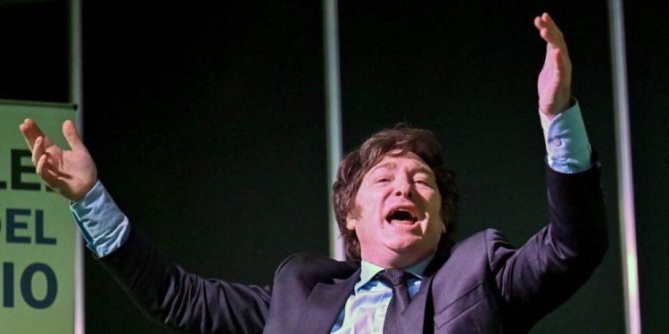 Javier Milei, o ‘Bolsonaro’ argentino, desbanca políticos tradicionais na disputa presidencial argentina