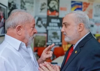 Presidente da Petrobras disse a Lula que não tem mais como segurar o preço da gasolina: “acabou a gordura”.