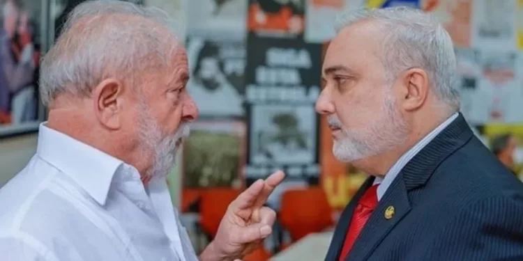 Presidente da Petrobras disse a Lula que não tem mais como segurar o preço da gasolina: “acabou a gordura”.
