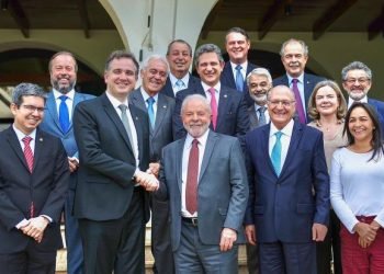 Lula loteia cargos em estatais para ministros