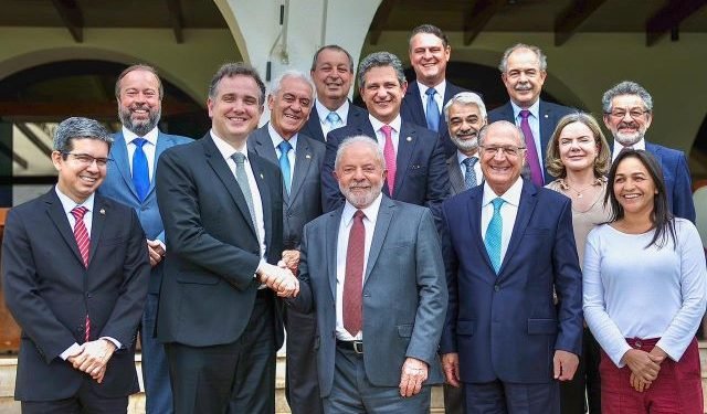 Lula loteia cargos em estatais para ministros