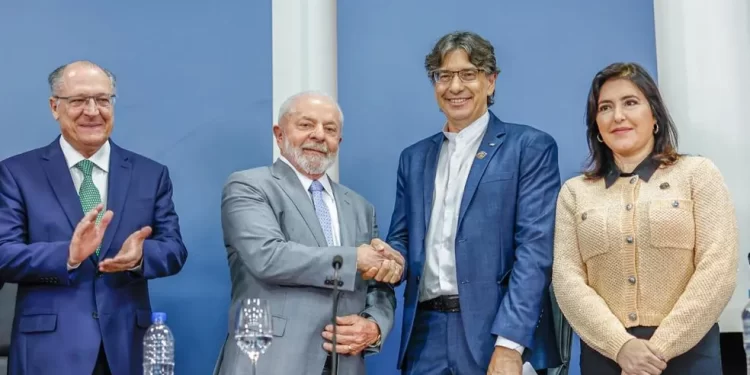 Com presença de Lula, Pochmann assume comando do IBGE