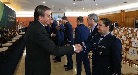 Militar que foi filmada passando algo para Bolsonaro releva o que lhe deu.