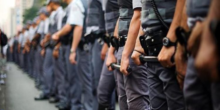 Criminosos atiraram em policial depois de reconhecerem agente em lava rápido