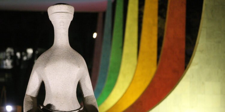 STF julga ação que pode reconhecer ofensa contra LGBTQQICAAPF2K+ como “injúria racial”