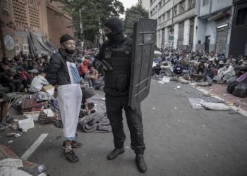 Usuários de crack denunciam traficante que se passava por PM para roubar drogas